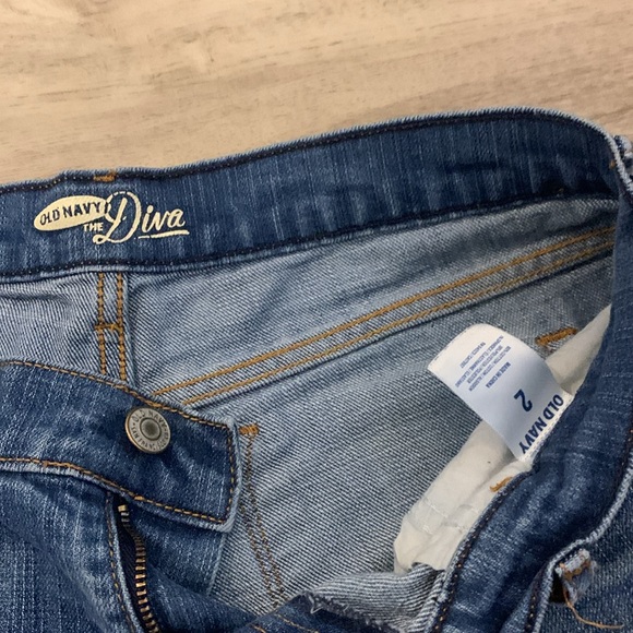 Super cute 🥰 frayed jeans shorts by Old Navy size 2 - Picture 2 of 3